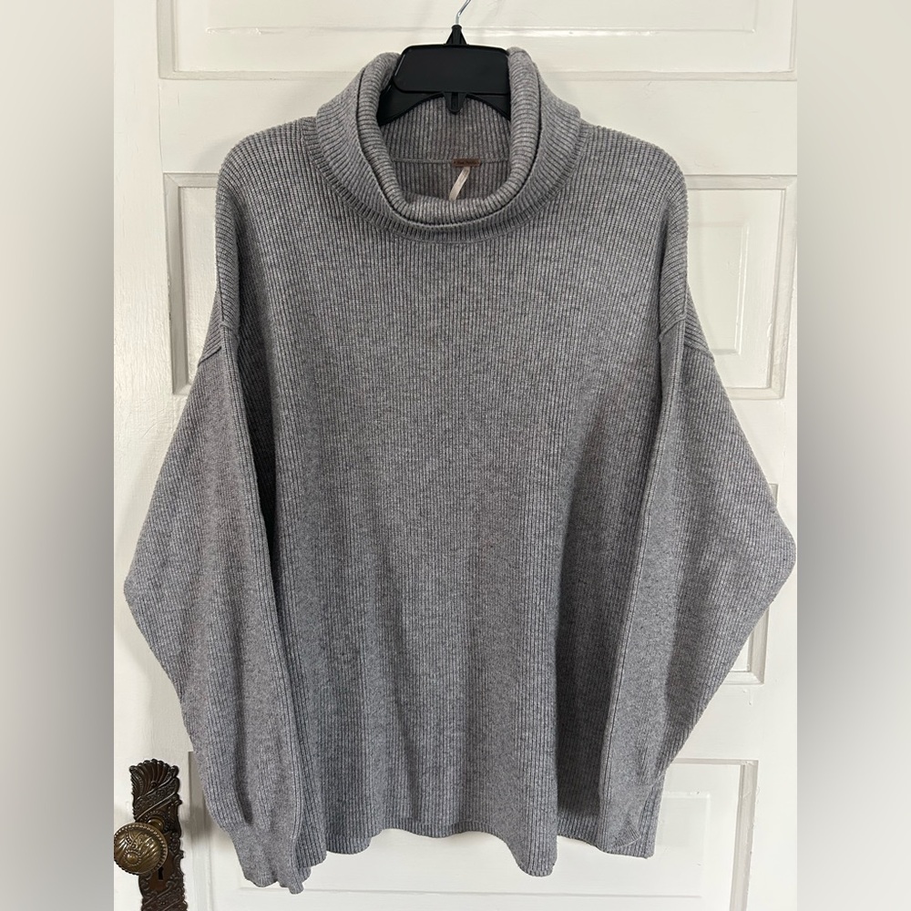 Free People Heather Gray Oversized Turtleneck Sweater. Size Medium
